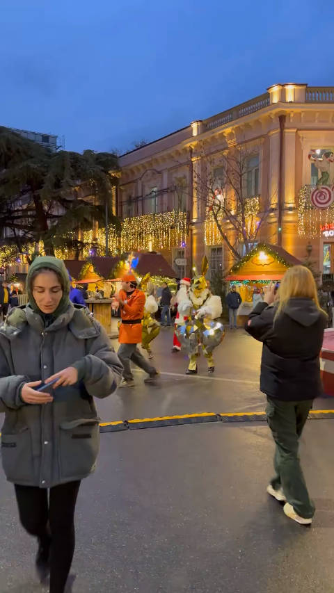 格鲁吉亚市民在街头欢庆东正教圣诞节