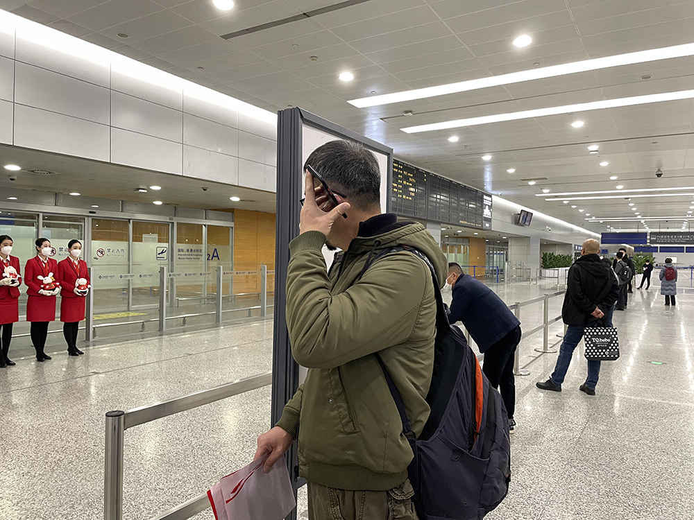 李鸿霖时不时地给女儿发语音，确认她的动向。