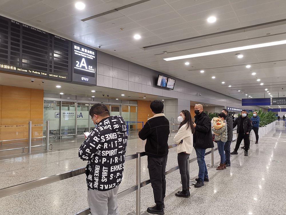 1月8日早上6:30,浦东机场t2航站楼国际到达处出口,已有不少前来接机的