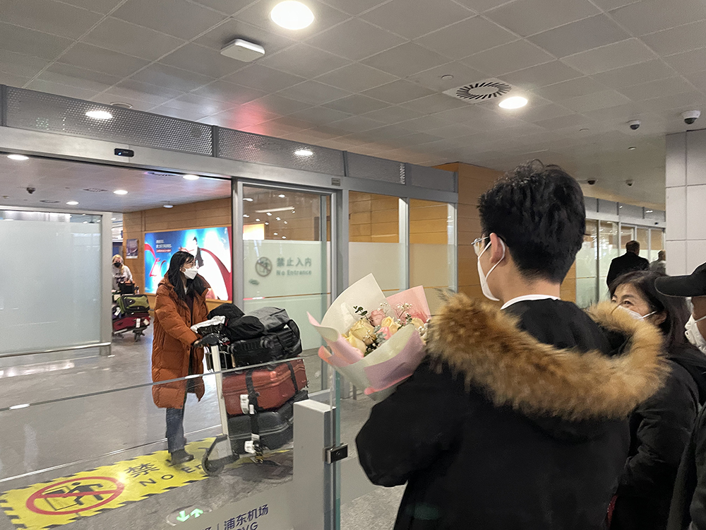 小万在出口处耐心等待女友现身。