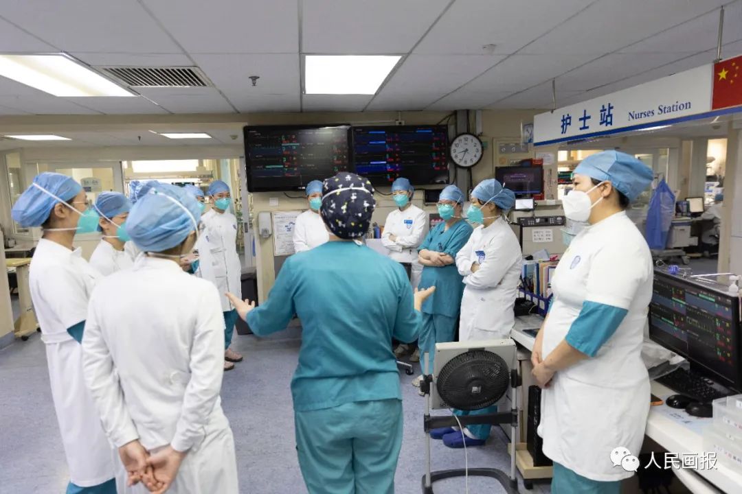 北京大学人民医院呼吸与危重症医学科重症监护室，护士们开晨会布置工作。
