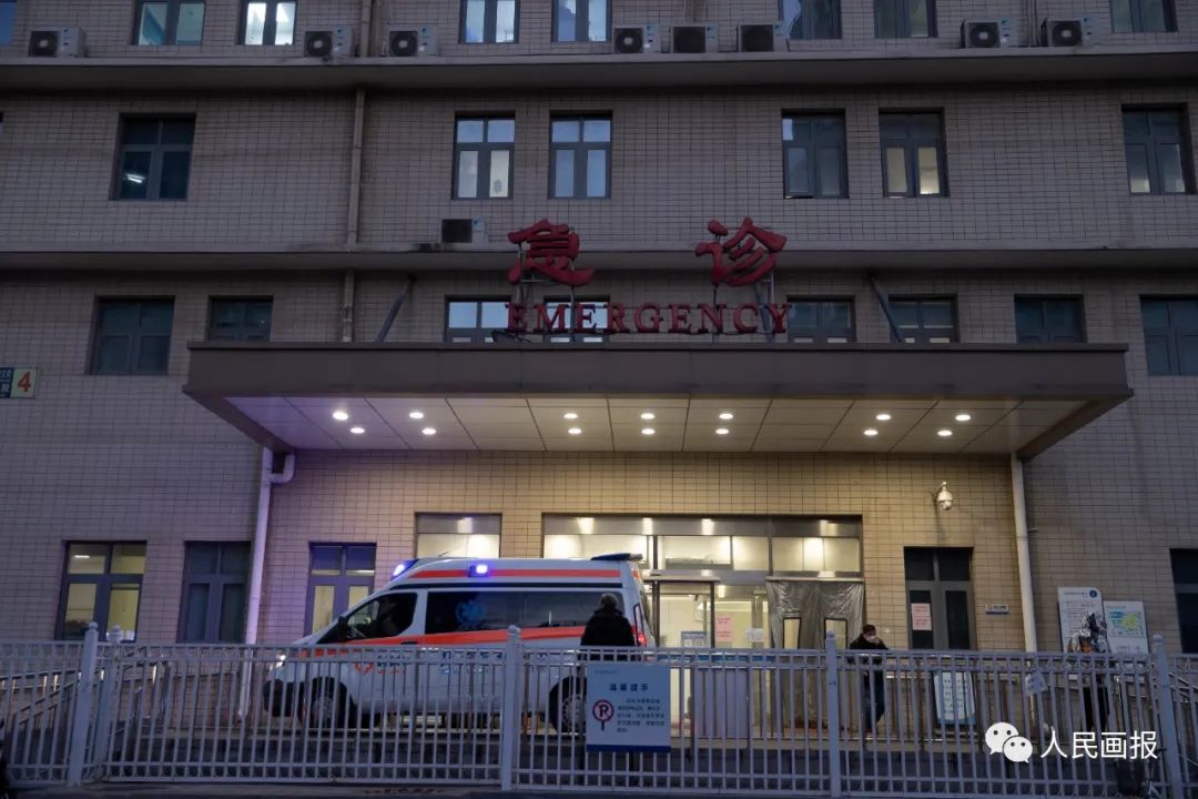 入夜，依旧忙碌的北京大学人民医院急诊科大楼。