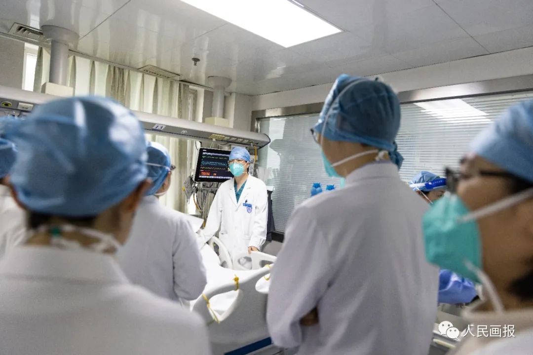北京大学人民医院呼吸与危重症医学科重症监护室，副主任医师李冉带领医生们查房。