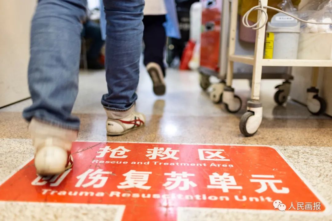 北京大学人民医院急诊科，护士和患者家属匆忙的脚步。
