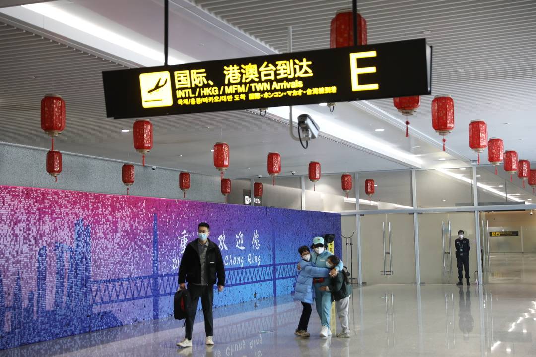 "乙类乙管"政策实施首日 重庆江北国际机场迎来首批入境不隔离旅客