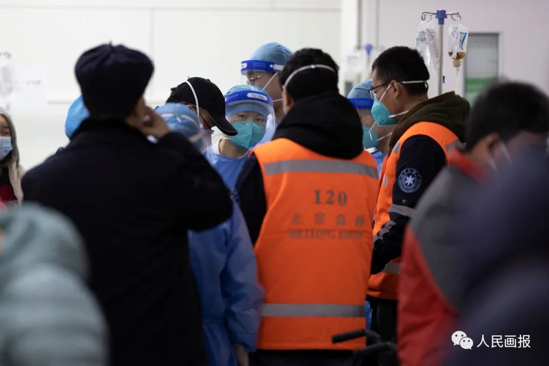 北京大学人民医院急诊科，急救车送来新的患者，护士和急救车工作人员做交接工作。