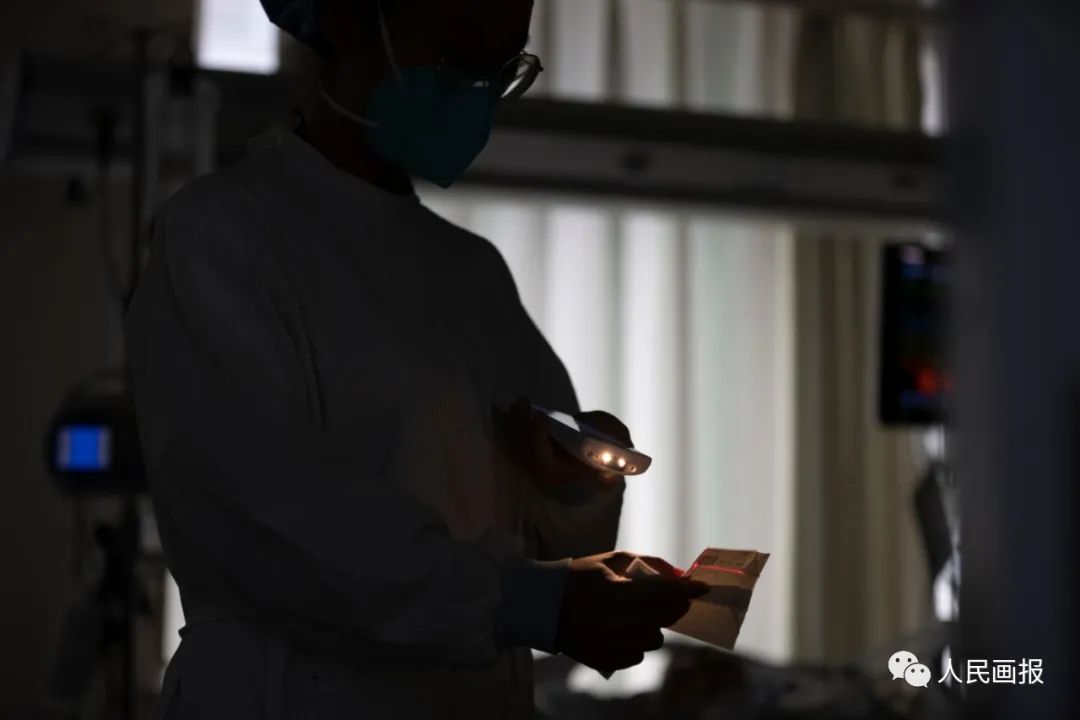 北京大学人民医院重症监护室，护士正在扫描药物上的二维码，核实药物信息。