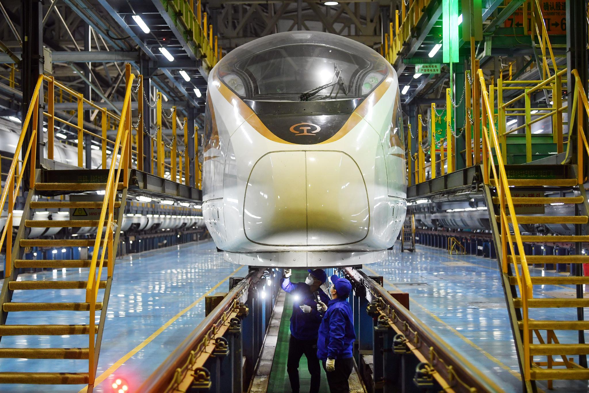 深夜里的动车运用所,"高铁医生"为列车"体检,做手术"|列车|高铁|医生