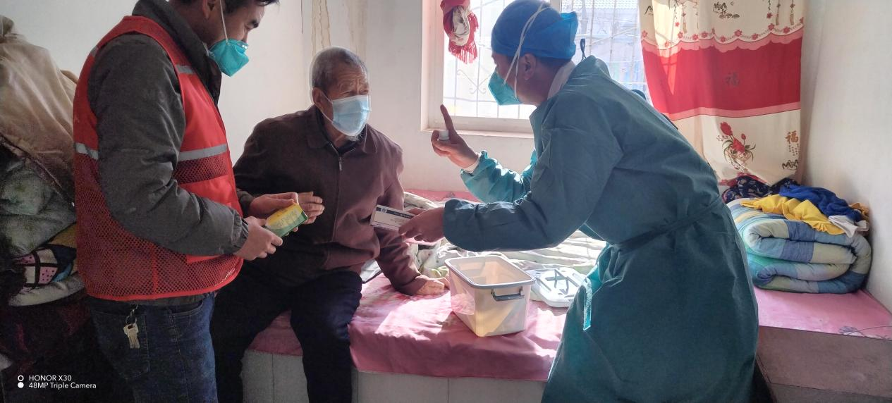 2022年12月底，宁夏一村医入户为老人送药。 受访者供图