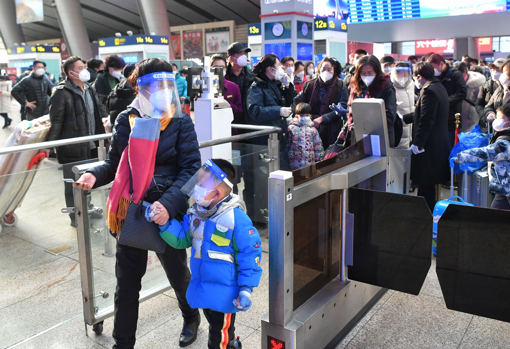 佩戴防护面罩的旅客.新京报记者 王贵彬 摄