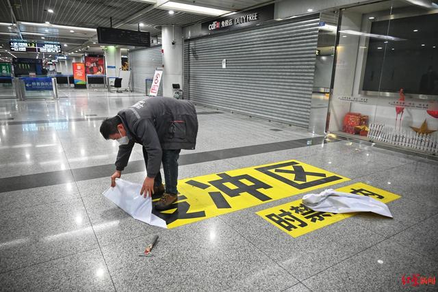 成都机场专班工作人员撤下防疫相关的提示标语 红星新闻 图