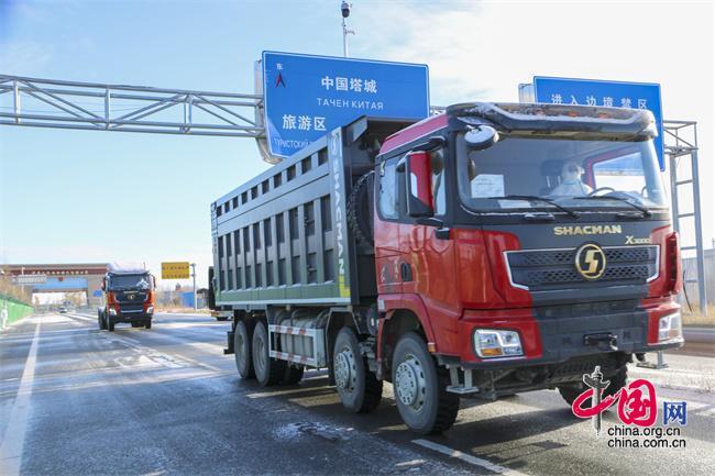 2022年11月17日，一辆工程车辆通过位于中国哈萨克斯坦边境的新疆塔城地区巴克图口岸出口到国外。 新华社发 王婷 摄