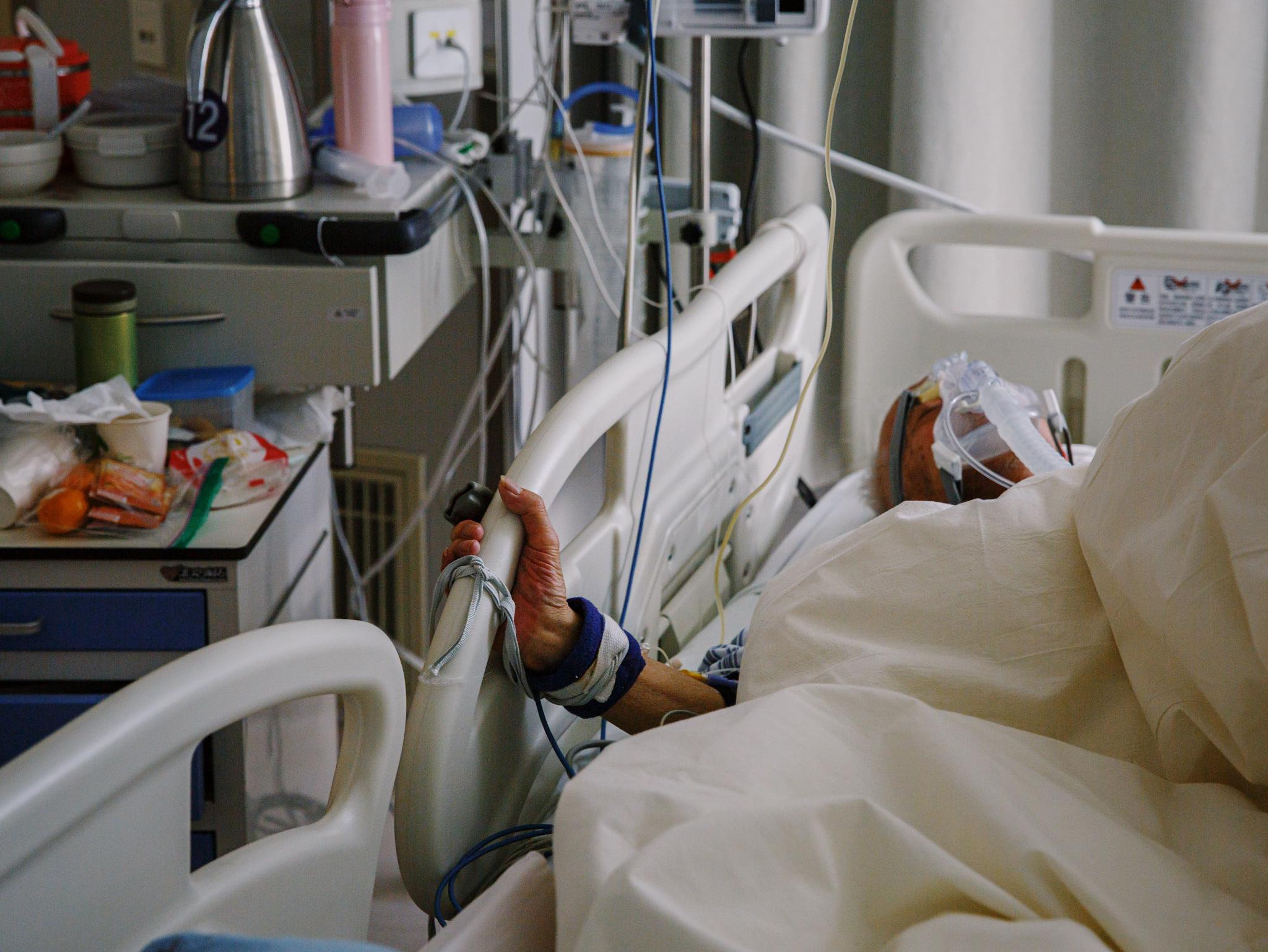 多图直击:重症病房里的"生死时速"|icu|医护人员|感染_新浪新闻