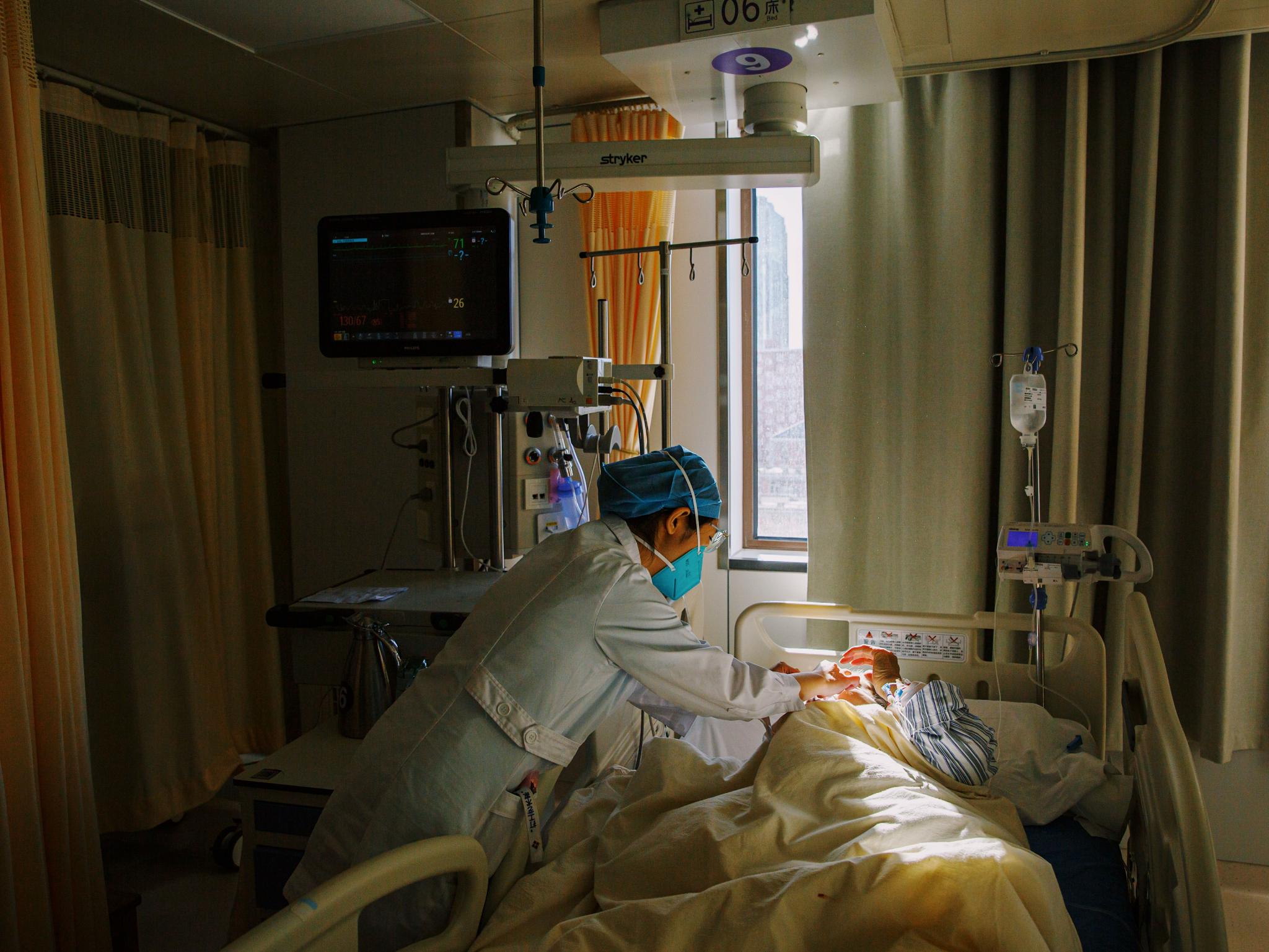 多图直击:重症病房里的"生死时速"|icu|医护人员|感染_新浪新闻