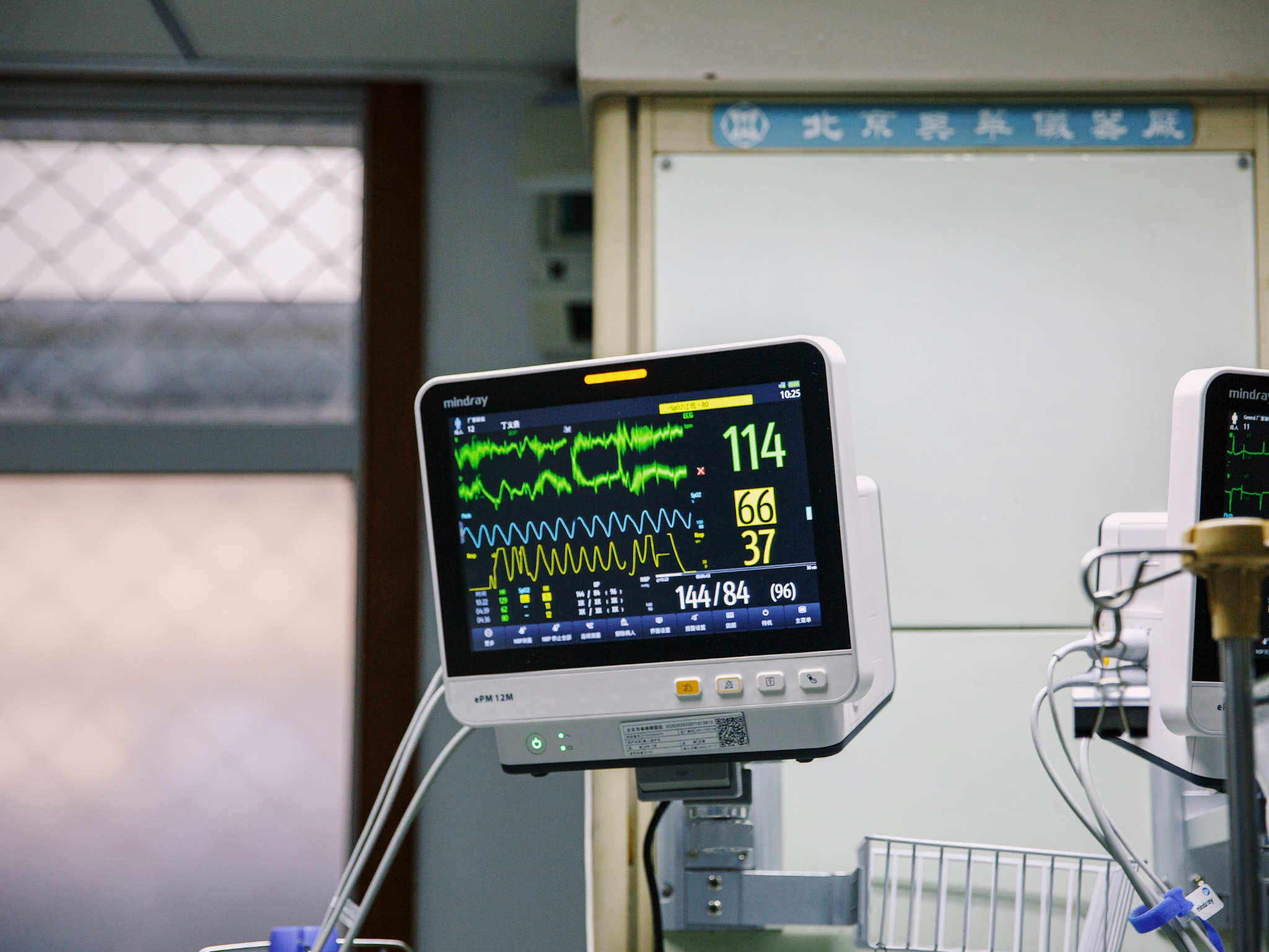 市垂杨柳医院ricu(呼吸重症监护病房),医务人员为患者插氧,上监护仪