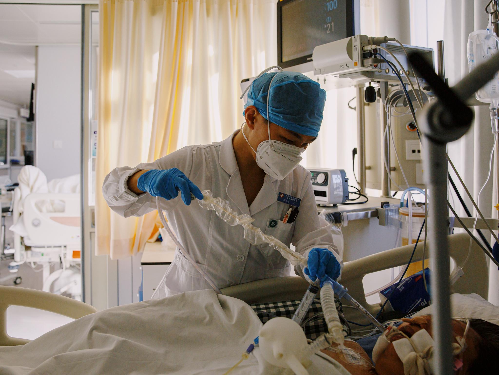 多图直击:重症病房里的"生死时速"|icu|医护人员|感染_新浪新闻