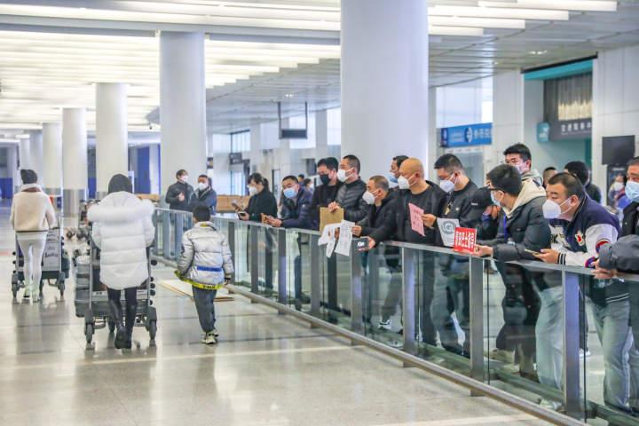 探出身子等待,一把接过行李……时隔三年,杭州机场国际接机大厅,温情画面终于又回来了__财经头条