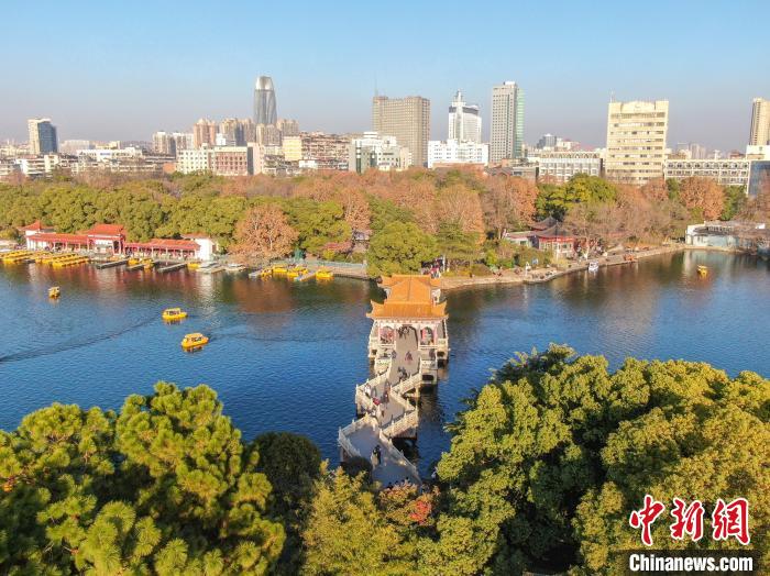 刘力鑫 摄图为航拍江西南昌八一公园,市民泛舟于湖上. 刘