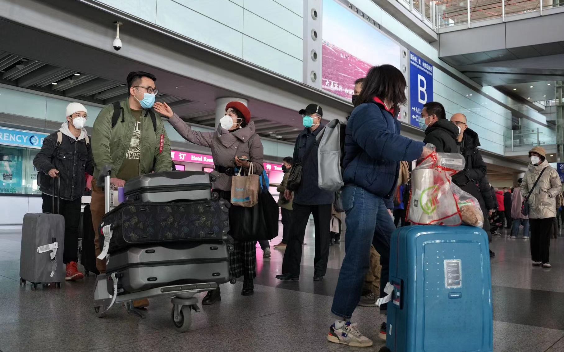 入境旅客到达首都机场,亲友接机.