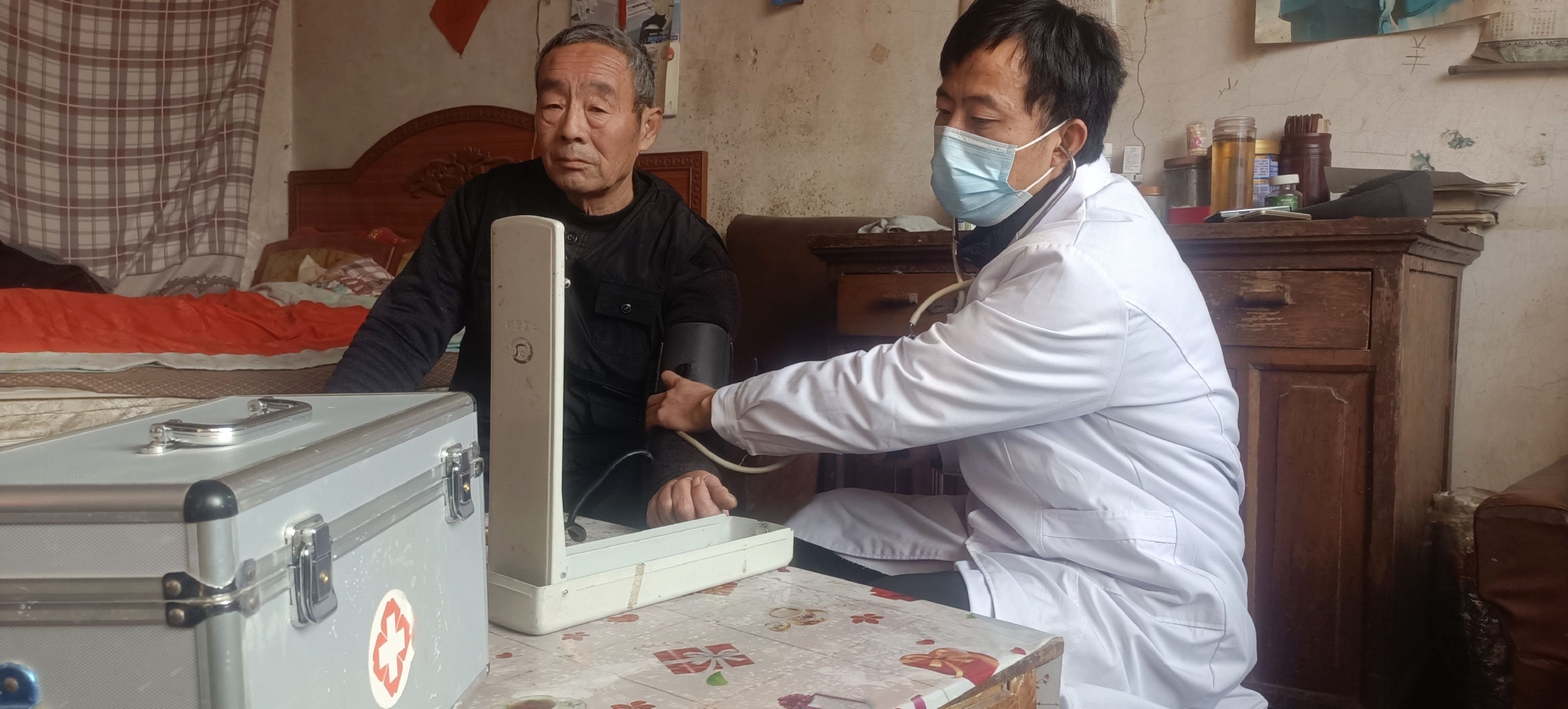 新华全媒+丨送诊上门！村里有了“健康巡诊团”