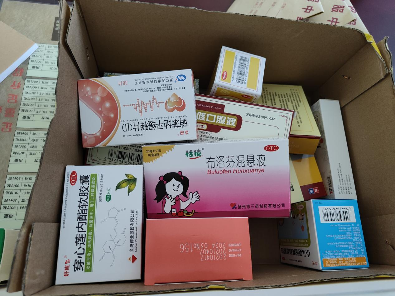 今年1月，村卫生室布洛芬混悬液等感冒药品已比较充足。 高宇婷 图