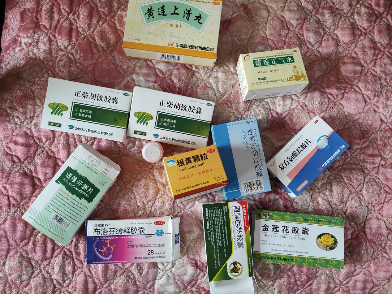 李娟家的储备药品。 高宇婷 图