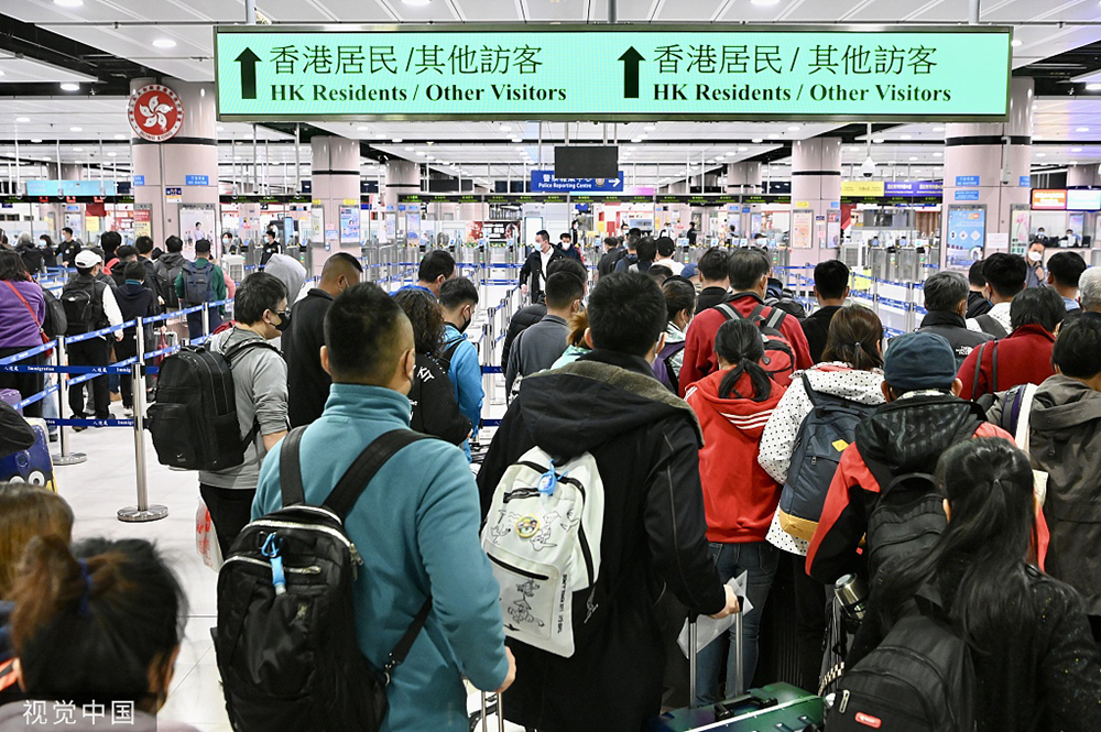 大批旅客搭乘地铁从重开的落马洲站经口岸入境深圳