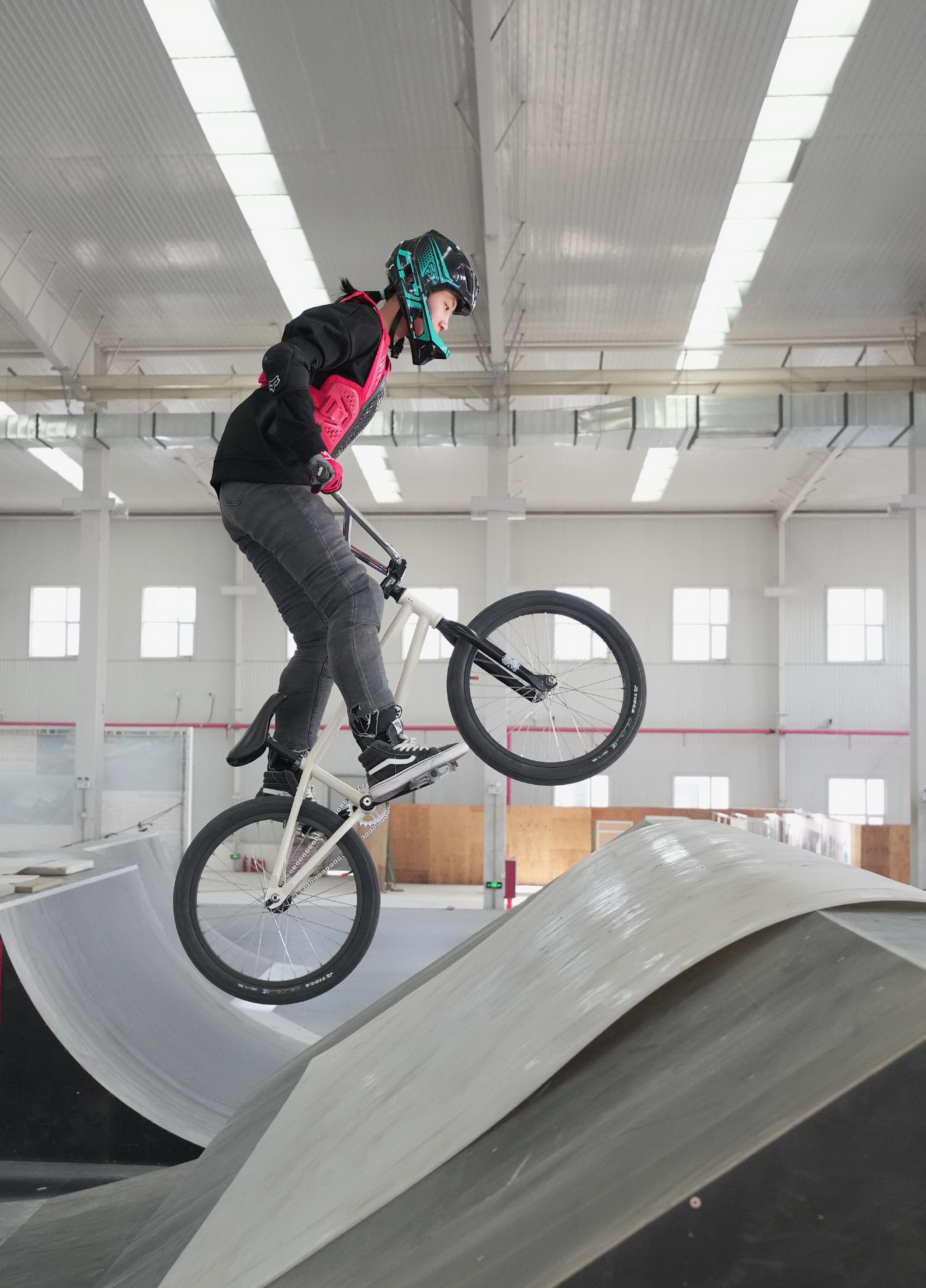 甘肃省自由式小轮车队队员张馨文在河北省昌黎县航轮体育综合馆训练