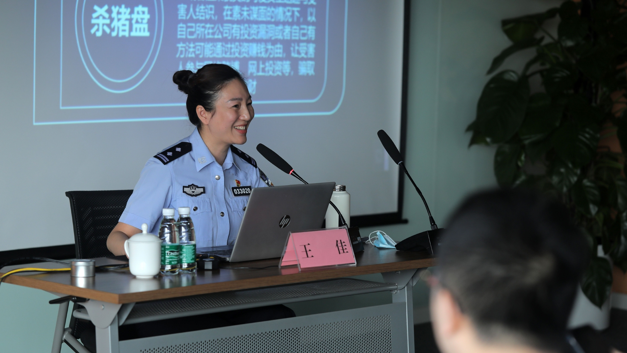 王佳在做"杀猪盘"的反诈宣传.受访者供图