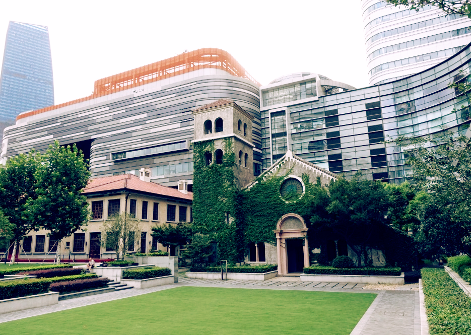 长宁来福士广场内保留圣玛利亚女中的教堂,钟楼和移动复建的教室(摄影