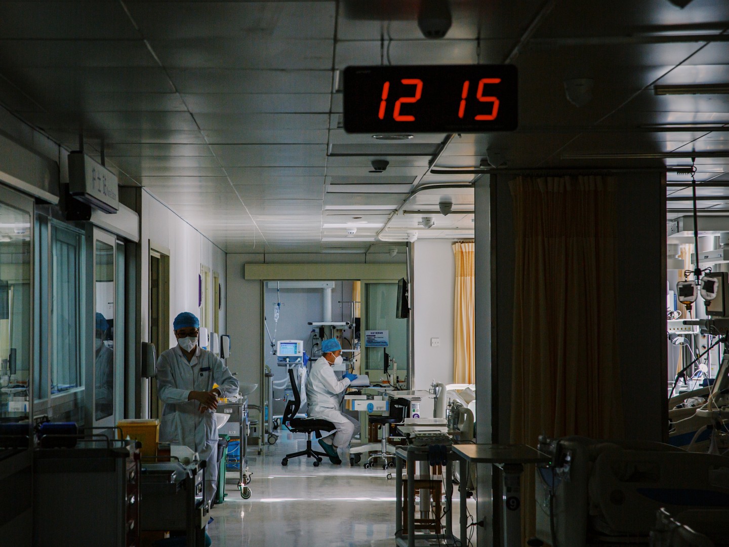 2022年12月29日,北京朝阳,垂杨柳医院ccu(心脏重症监护室),医务人员