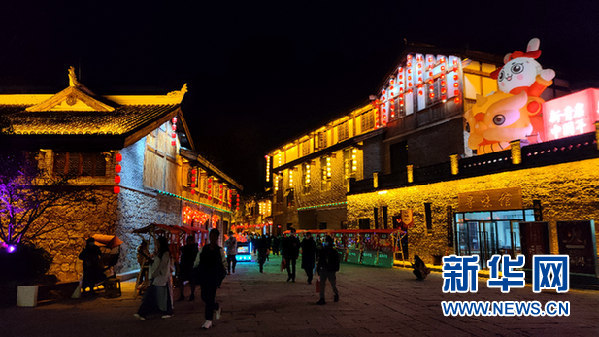 1月8日,青岩寻坊夜景.新华网 周远钢 摄