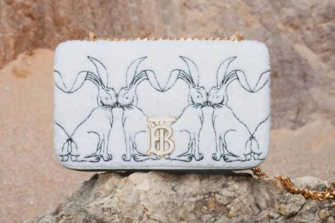 源自新禧兔年,以松软兔耳焕新诠释tb专属标识图案,灵动点缀女装,男装