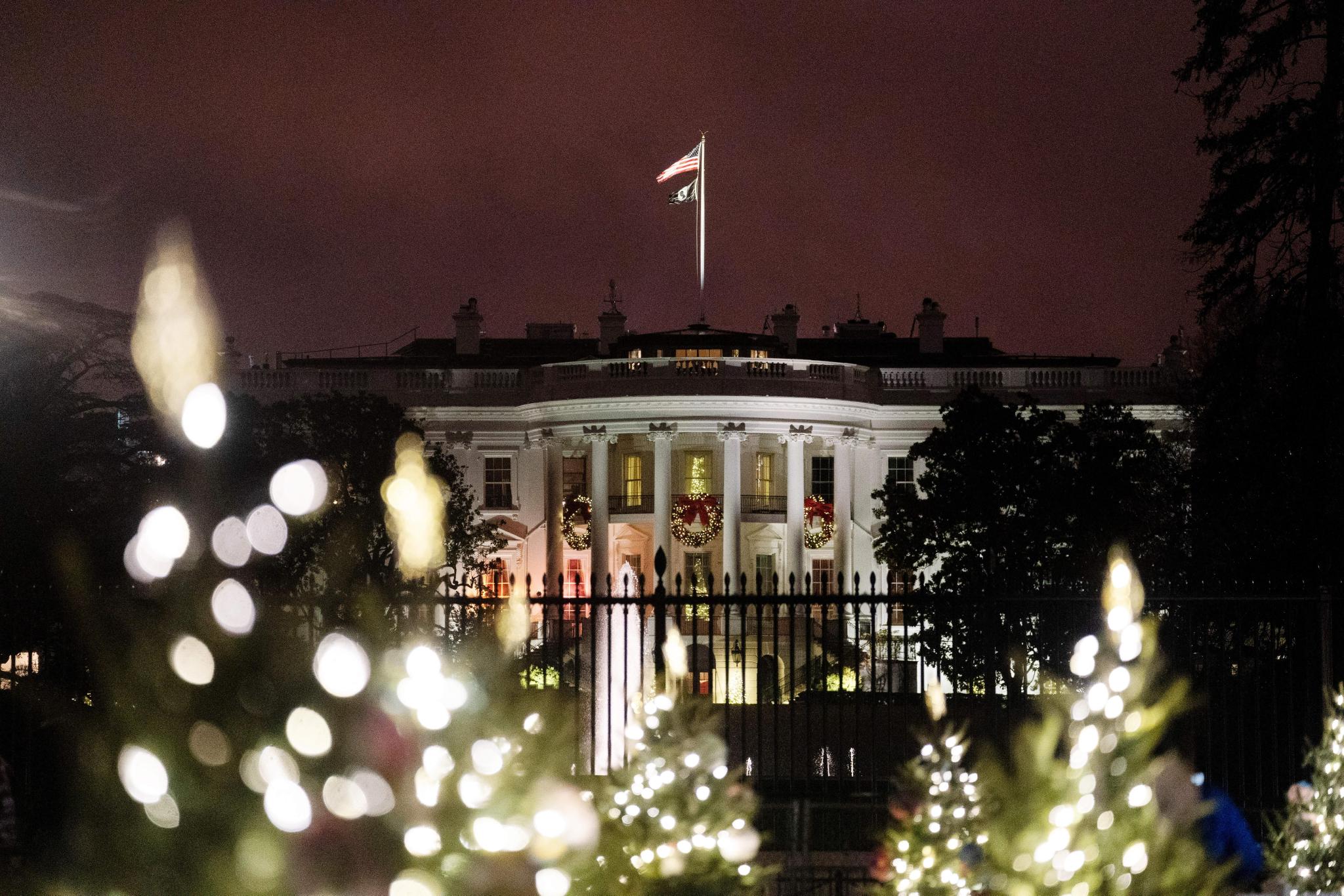 ▲2022年12月22日，美国华盛顿，圣诞树装饰掩映下的白宫。图/新华社