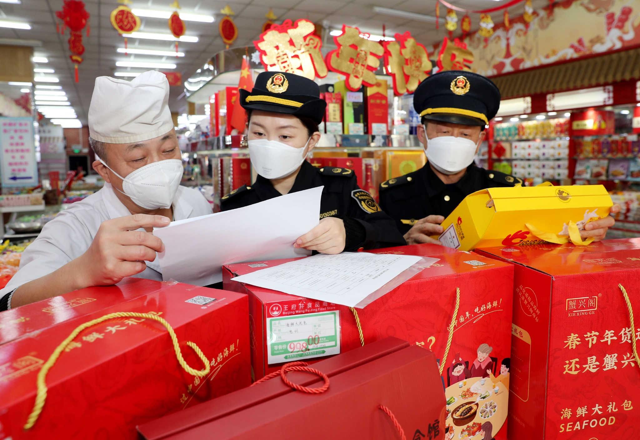 执法人员抽查了热销食品的进货台账及索证索票情况.