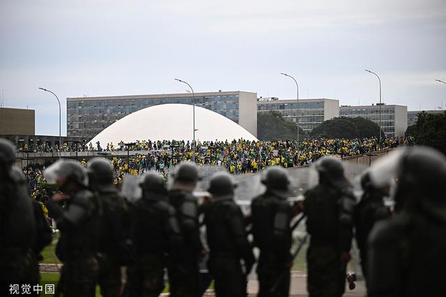 巴西首都发生示威者冲闯总统府事件，中国驻巴西使馆提醒当地中国公民加强安全防范