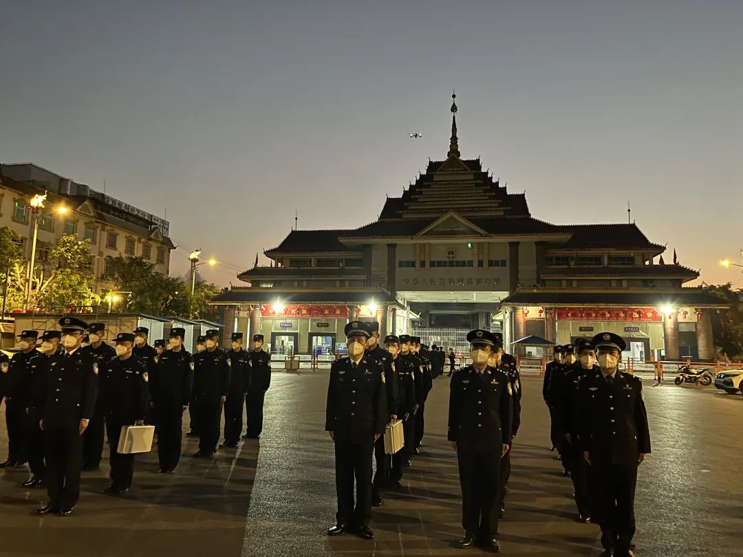 1月8日清晨7点半,瑞丽出入境边防检查站的民警在姐告国门举行升旗仪式