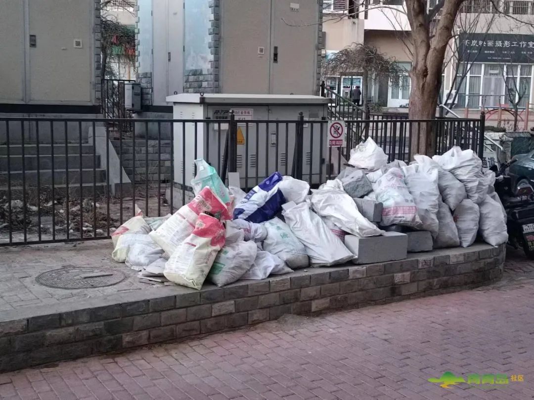 小区环境脏乱差,物业不作为!业主质疑:电梯损坏两个月,为啥不维修?|即墨|围挡|小区_新浪新闻