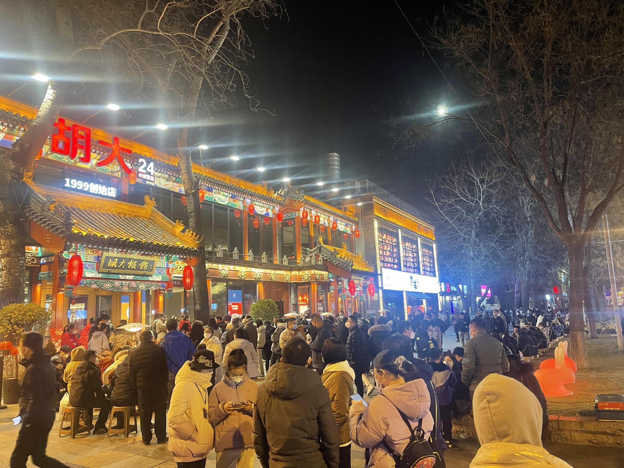 1月7日,胡大饭馆总店门口众多消费者排队等待用餐.受访者供图