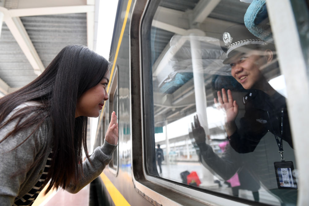 2019年2月4日,在南宁站站台,赵云鹏和妻子陆静芸隔着车窗挥手道别.