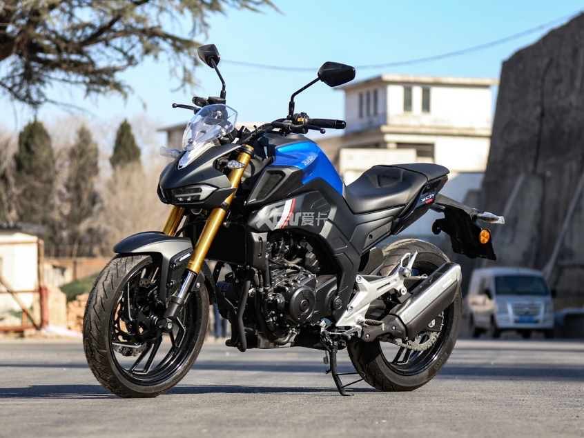 也是在它身上,豪爵第一次走出了日系街车(尤其是铃木)对于外观的影响