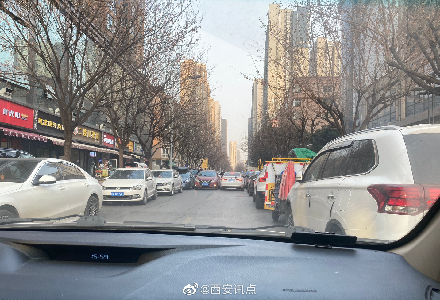 道路违章停车猖狂 拨打122求助均未得到有效解决|违章停车|违停_新浪新闻