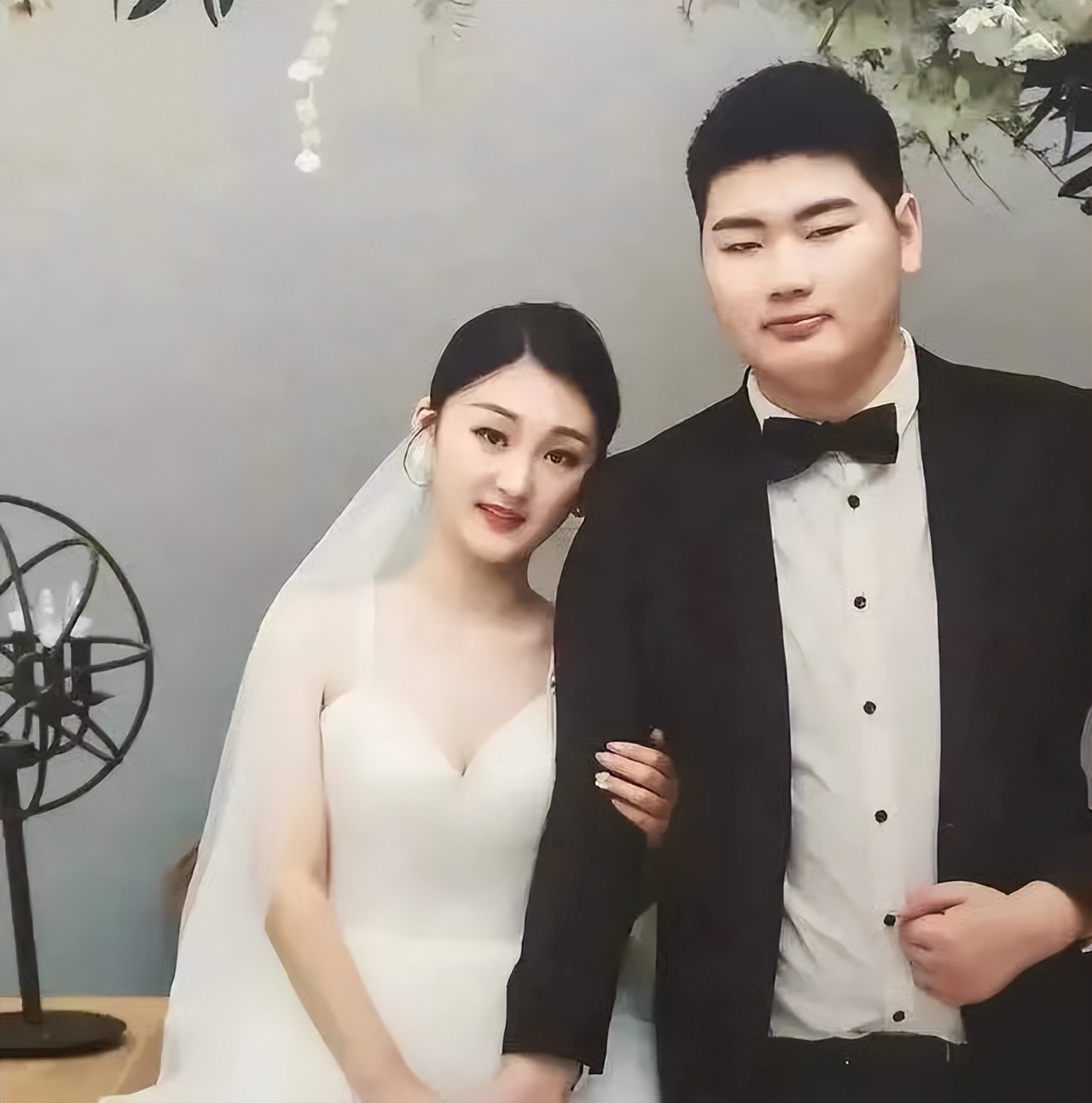 大衣哥为儿子再婚豪掷千金,前儿媳蹭热度开直播,却被嘲强颜欢笑