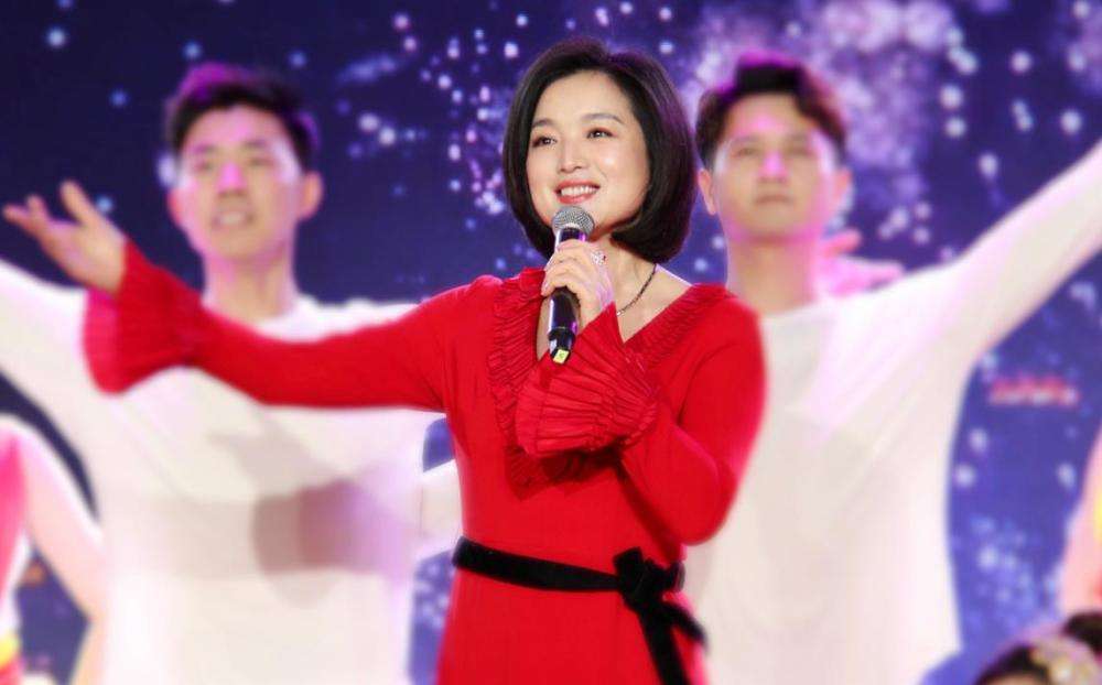 歌手白雪38岁与富豪离婚二婚嫁小8岁东北小伙如今怎样了