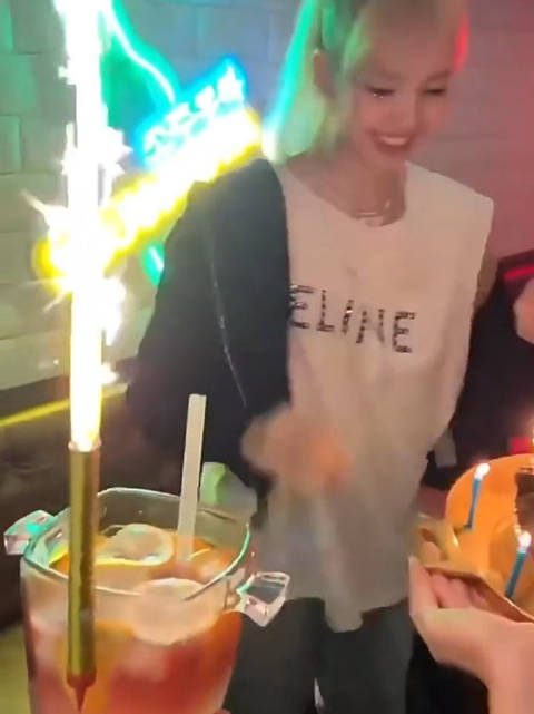 Lisa演唱会后和家人聚餐,和家人在一起的Lisa好开心|Lisa|演唱会_新浪新闻