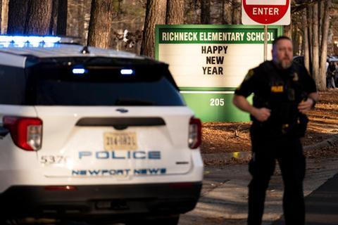 1月6日，纽波特纽斯警方封锁案发小学进行调查。（图片来源：美联社）