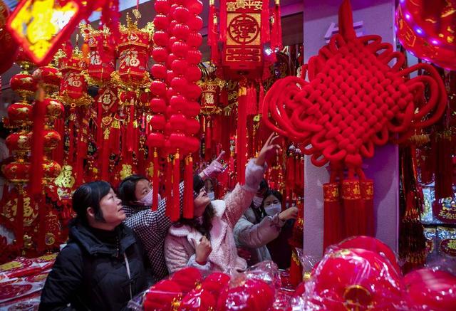 农历兔年春节临近,年味渐浓,人们忙着置办年货,红红火火喜迎新年.