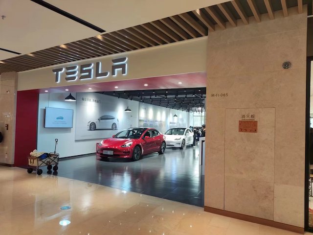 特斯拉降价有人投诉有人“抄底”，部分城市门店订单激增500%