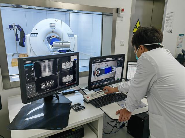 1月9日,嘉定区外冈镇社区卫生服务中心的医生为患者做ct检查.