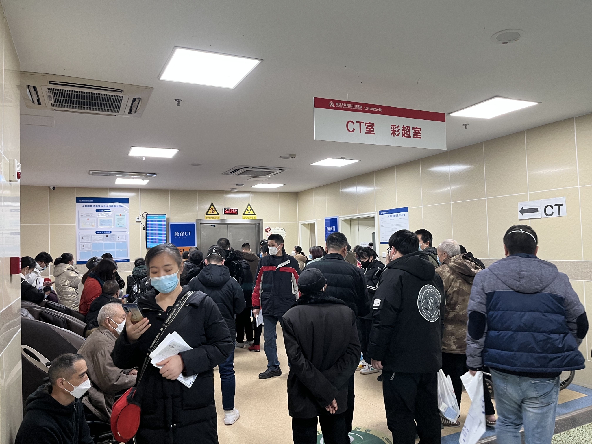 在三峡医院急诊等待做ct的患者.